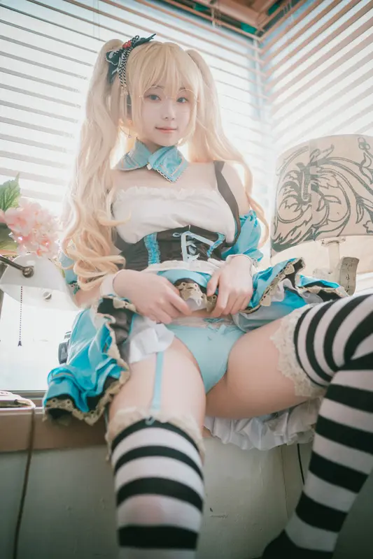 Alice in Glasses - DJAWA